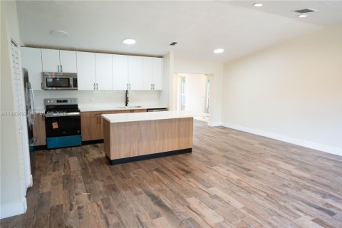 Купить виллу или дом в Корал-Спрингс, Флорида 3 спальни, 133.59м2, № 2049733 - фото 2