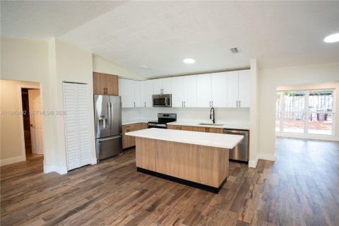 Дом в Корал-Спрингс, Флорида 3 спальни, 133.59м2 № 2049733