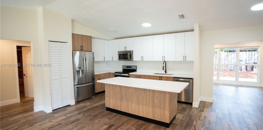 Дом в Корал-Спрингс, Флорида 3 спальни, 133.59м2 № 2049733