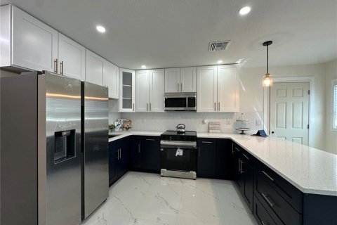Casa en venta en Tampa, Florida, 4 dormitorios, 110.55 m2 № 1912155 - foto 6