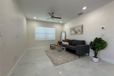 Casa en venta en Tampa, Florida, 4 dormitorios, 110.55 m2 № 1912155 - foto 8