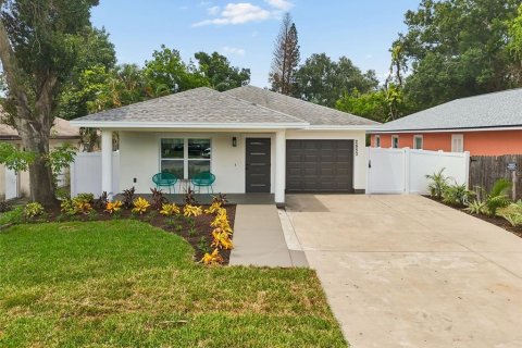 House in Saint Petersburg, Florida 5 bedrooms, 175.59 sq.m. № 2227756