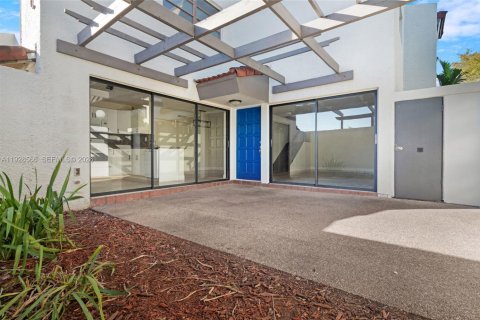 Снять в аренду таунхаус в Майами, Флорида 3 спальни, 125.33м2, № 1998670 - фото 12