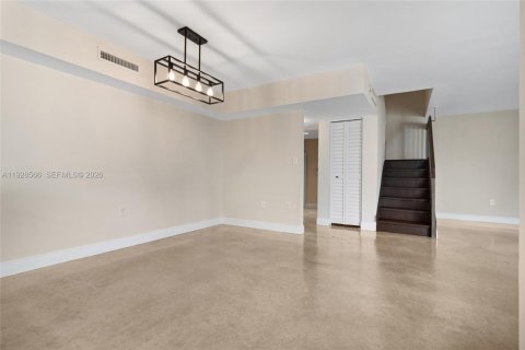 Снять в аренду таунхаус в Майами, Флорида 3 спальни, 125.33м2, № 1998670 - фото 7