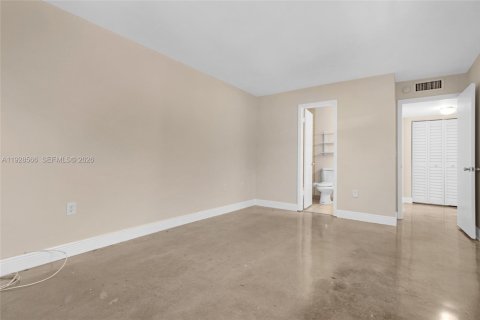 Снять в аренду таунхаус в Майами, Флорида 3 спальни, 125.33м2, № 1998670 - фото 21