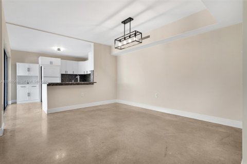 Снять в аренду таунхаус в Майами, Флорида 3 спальни, 125.33м2, № 1998670 - фото 6