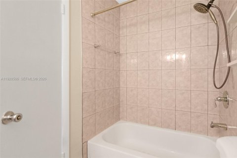 Снять в аренду таунхаус в Майами, Флорида 3 спальни, 125.33м2, № 1998670 - фото 23