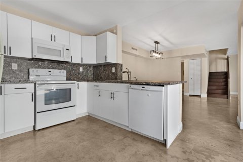 Снять в аренду таунхаус в Майами, Флорида 3 спальни, 125.33м2, № 1998670 - фото 11