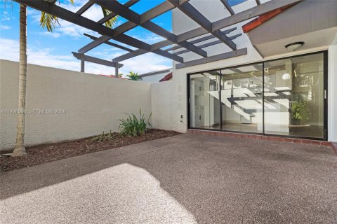 Снять в аренду таунхаус в Майами, Флорида 3 спальни, 125.33м2, № 1998670 - фото 13