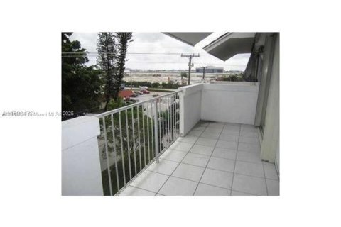 Condominio en venta en Miami Springs, Florida, 2 dormitorios, 75.81 m2 № 1849300 - foto 11