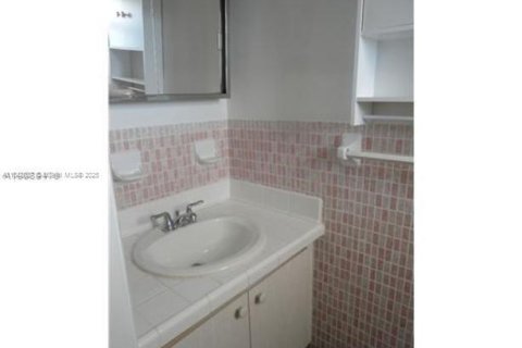 Condominio en venta en Miami Springs, Florida, 2 dormitorios, 75.81 m2 № 1849300 - foto 12