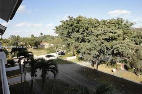Condominio en venta en Miami Springs, Florida, 2 dormitorios, 75.81 m2 № 1849300 - foto 2