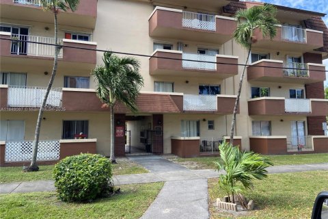 Condominio en venta en Miami Springs, Florida, 2 dormitorios, 75.81 m2 № 1849300 - foto 1