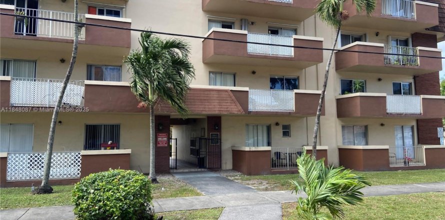 Condominio en Miami Springs, Florida, 2 dormitorios  № 1849300