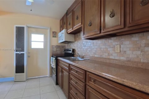 Condominio en venta en Lehigh Acres, Florida, 2 dormitorios № 2034290 - foto 18