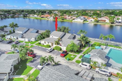 Купить таунхаус в Майами, Флорида 3 спальни, 115.66м2, № 1954775 - фото 1