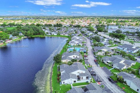 Купить таунхаус в Майами, Флорида 3 спальни, 115.66м2, № 1954775 - фото 15