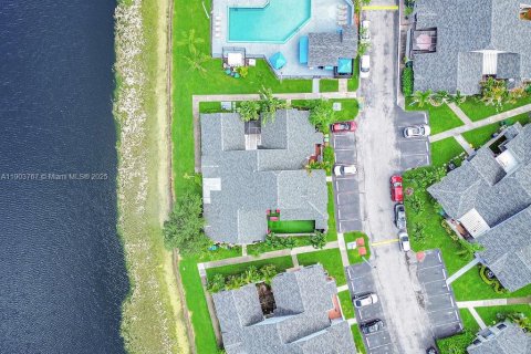 Купить таунхаус в Майами, Флорида 3 спальни, 115.66м2, № 1954775 - фото 19