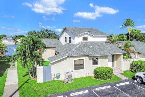 Купить таунхаус в Майами, Флорида 3 спальни, 115.66м2, № 1954775 - фото 25