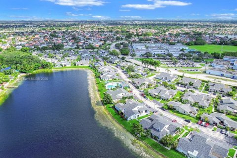 Купить таунхаус в Майами, Флорида 3 спальни, 115.66м2, № 1954775 - фото 17