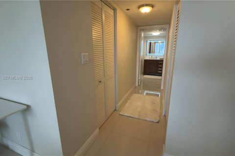 Condo in Miami, Florida, 1 bedroom  № 2075252 - photo 17