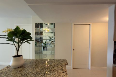 Condo in Miami, Florida, 1 bedroom  № 2075252 - photo 20