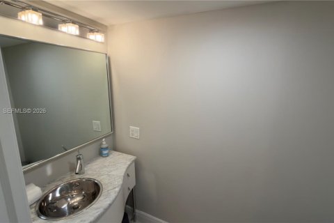 Condo in Miami, Florida, 1 bedroom  № 2075252 - photo 11