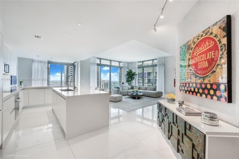 Condo in Miami, Florida, 4 bedrooms  № 1942537 - photo 1