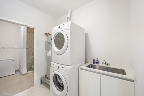 Condo in Miami, Florida, 4 bedrooms  № 1942537 - photo 27
