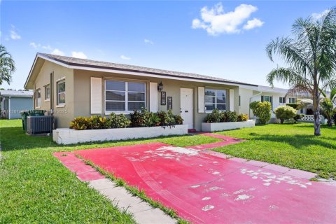 House in Tamarac, Florida 2 bedrooms, 93.55 sq.m. № 1825474 - photo 3