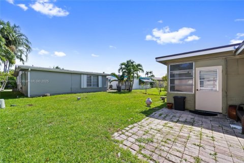 House in Tamarac, Florida 2 bedrooms, 93.55 sq.m. № 1825474 - photo 21
