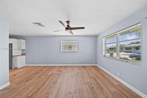 House in Tamarac, Florida 2 bedrooms, 93.55 sq.m. № 1825474 - photo 7