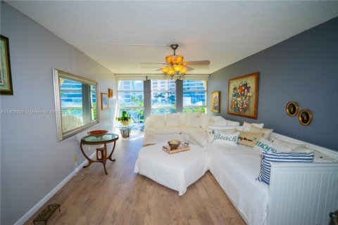 Copropriété à louer à Hallandale Beach, Floride: 1 chambre, 76.18 m2 № 1966366 - photo 1