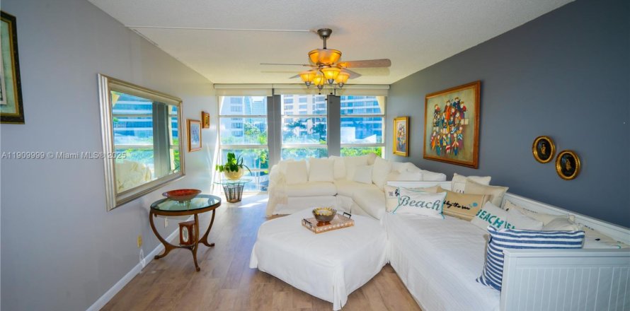 Condo à Hallandale Beach, Floride, 1 chambre  № 1966366