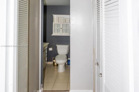 Copropriété à louer à Hallandale Beach, Floride: 1 chambre, 76.18 m2 № 1966366 - photo 12