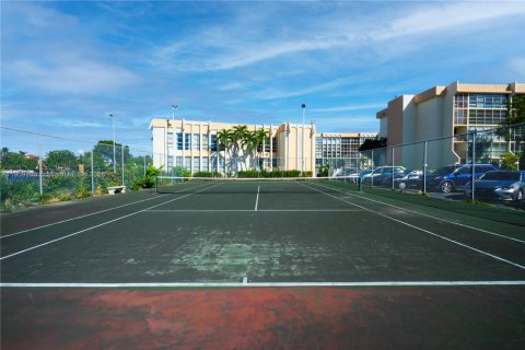 Copropriété à louer à Hallandale Beach, Floride: 1 chambre, 76.18 m2 № 1966366 - photo 19