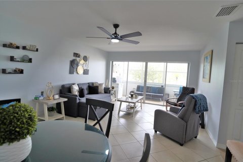 Condominio en venta en Port Charlotte, Florida, 1 dormitorio, 62.43 m2 № 2157070 - foto 11