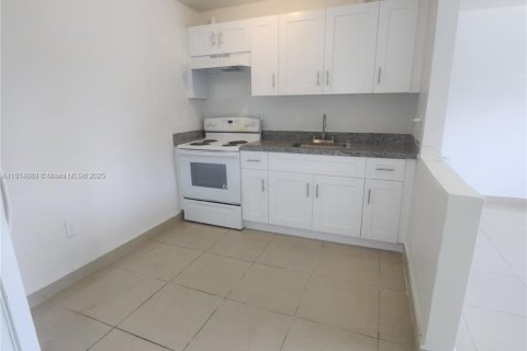 Снять в аренду квартиру в Майами, Флорида 1 спальня, 361.95м2, № 2034795 - фото 2