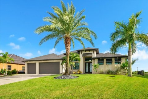 House in Port Charlotte, Florida 3 bedrooms, 196.95 sq.m. № 2324940