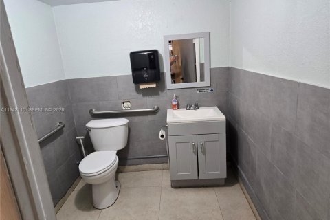 Propiedad comercial en venta en North Miami Beach, Florida № 1999062 - foto 8