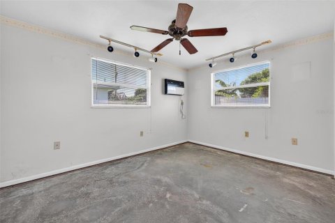 House in Saint Petersburg, Florida 3 bedrooms, 101.82 sq.m. № 1904991 - photo 7