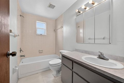 House in Saint Petersburg, Florida 3 bedrooms, 101.82 sq.m. № 1904991 - photo 8