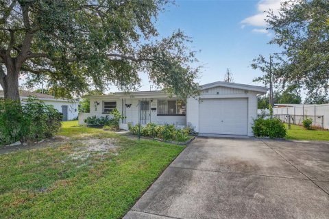 House in Saint Petersburg, Florida 3 bedrooms, 101.82 sq.m. № 1904991 - photo 1