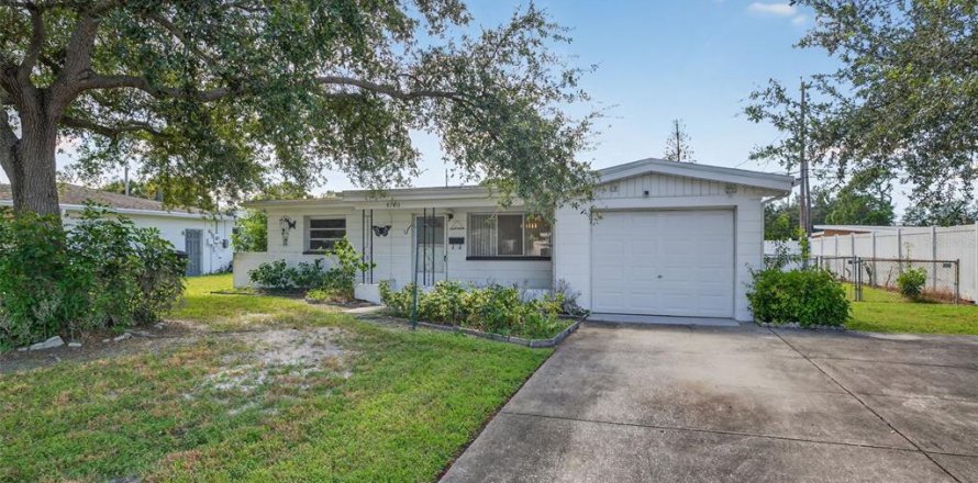 House in Saint Petersburg, Florida 3 bedrooms, 101.82 sq.m. № 1904991