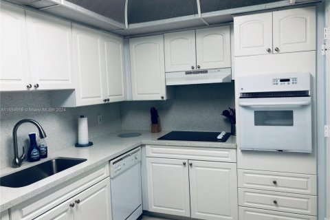 Condo in Hollywood, Florida, 1 bedroom  № 1865312 - photo 13