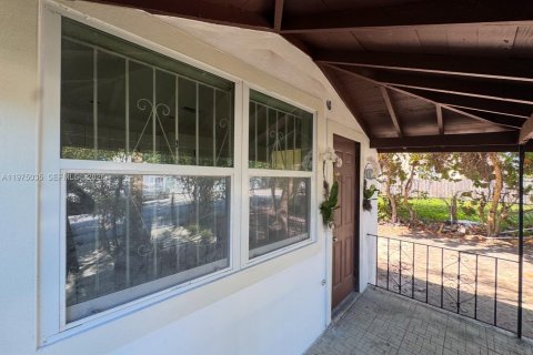 House in Miami, Florida 2 bedrooms, 57.23 sq.m. № 2036279 - photo 3