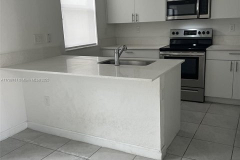 Townhouse in Homestead, Florida 3 bedrooms, 123.65 sq.m. № 1863447 - photo 4