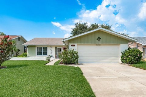 House in Port Richey, Florida 2 bedrooms, 125.42 sq.m. № 1856444 - photo 1