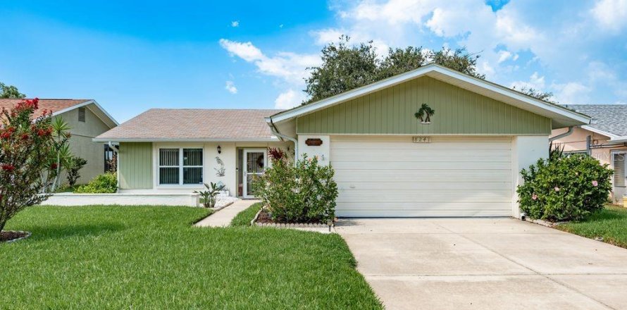 House in Port Richey, Florida 2 bedrooms, 125.42 sq.m. № 1856444
