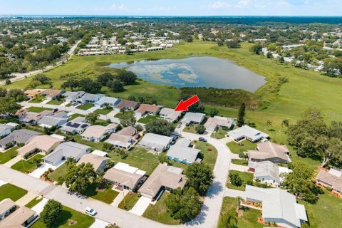 House in Port Richey, Florida 2 bedrooms, 125.42 sq.m. № 1856444 - photo 2